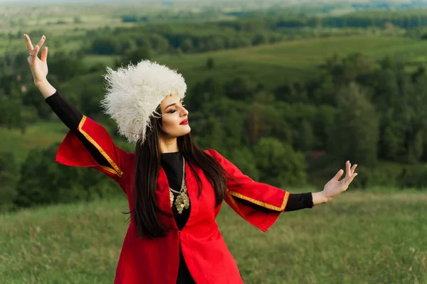 Beyaz Papakha Giymiş Gürcü Kız Gürcistan Yeşil Tepelerinde Kırmızı Elbiseyle — Stok fotoğraf