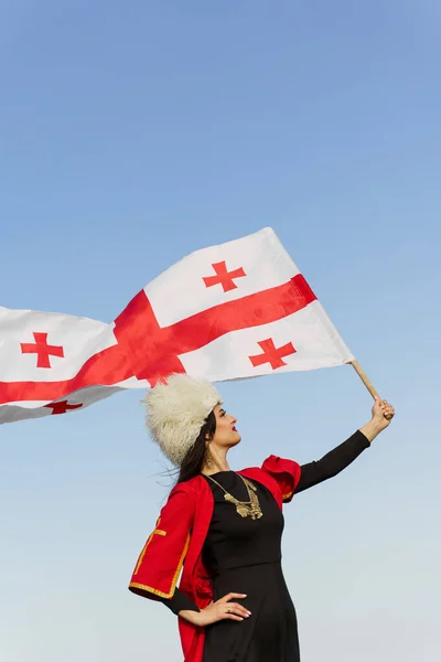 Georgisch Meisje Zwaaiend Met Nationale Vlag Van Georgië Blauwe Lucht — Stockfoto