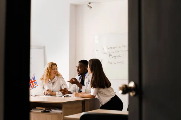 Diskutera Sociala Påtryckningar Och Rasskillnader Bakom Dörren Multinationella Grupper Svarta — Stockfoto