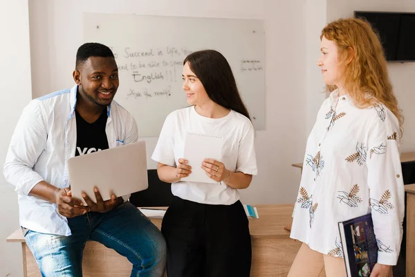 Multietniska Studenter Och Lärare Studerar Främmande Språk Tillsammans Klassen Studerar — Stockfoto