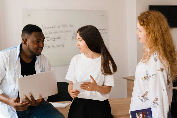 Étudiants Multiethniques Enseignants Étudient Ensemble Les Langues Étrangères Classe Clouage — Photo