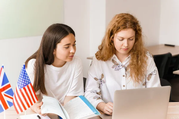 Učitel Angličtiny Ptá Studenta Bílé Třídě Pomocí Notebooku Dvě Studentky — Stock fotografie