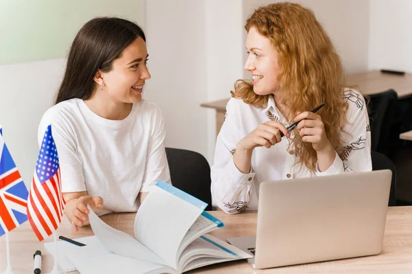 Privatstudier Främmande Skola Leende Med Skolflicka Lärare Förklara Grammatik Modersmål — Stockfoto