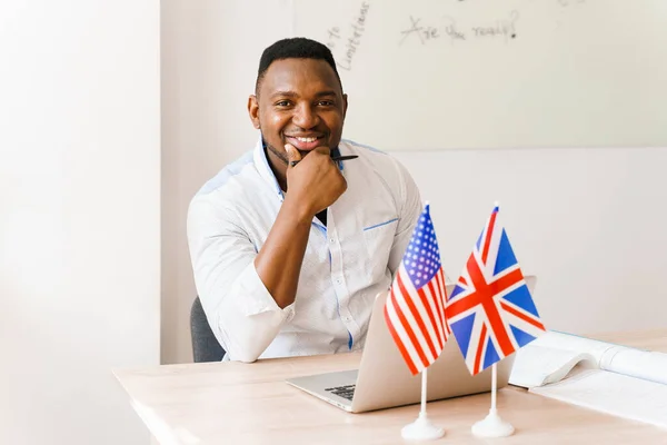 Preto Bonito Homem Sorri Sorrindo Usa Seu Laptop Para Trabalho — Fotografia de Stock