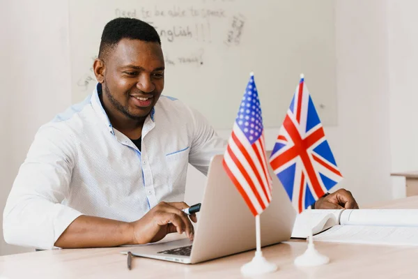 Preto Bonito Homem Usa Seu Laptop Para Trabalho Line Acordo — Fotografia de Stock