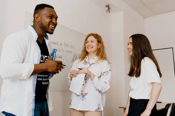 Étudiants Heureux Multiethniques Professeur Noir Étudient Les Langues Étrangères Sourient — Photo