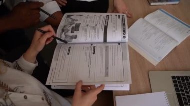 Çok ırklı mutlu öğrenciler ve siyah öğretmen yabancı diller öğreniyor ve sınıfta birlikte gülümsüyor ve telaşlanıyorlar. Laptopla çalışıyorum. Siyahi yakışıklı öğrenci, beyazlarla birlikte çalışıyor.