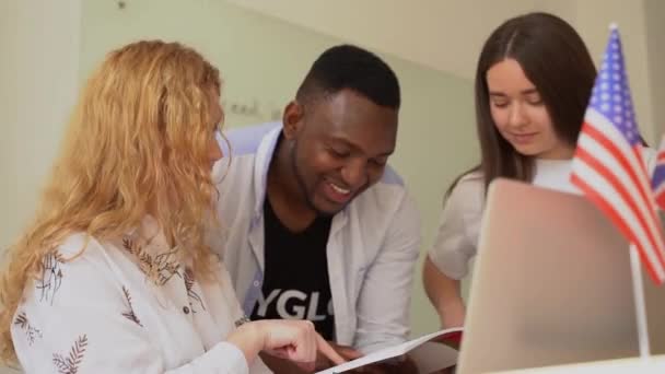 Multiethnic Gelukkige Studenten Zwarte Leraar Studeren Vreemde Talen Glimlachen Samen — Stockvideo