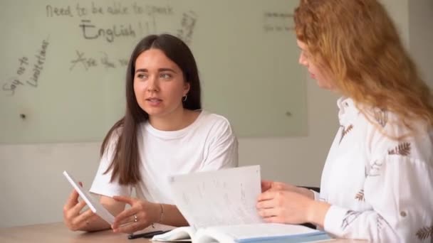 Викладач Англійської Мови Запитує Студентів Білого Класу Допомогою Ноутбука Дівчини — стокове відео