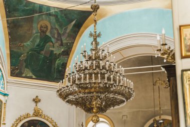 Kilisedeki büyük avize. Kilise içi. Ortodoks inancı. Dua etmek için ekipman. İnsanların hayatı için dua et. Tanrıya dua et.