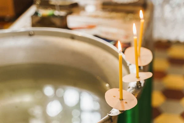 Fuente Velas Encendidas Con Agua Para Bebé Iglesia Para Epifanía — Foto de Stock