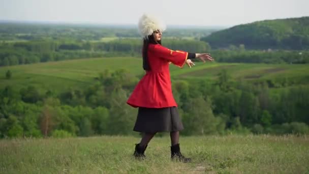 Georgisches Mädchen Weißer Papakha Und Roter Nationalkleidung Tanzt Nationaltanz Mit — Stockvideo