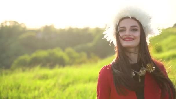 身穿白色木瓜花和红色民族服装的格鲁吉亚女孩在绿地上散步和微笑 视频肖像 格鲁吉亚文化生活方式 — 图库视频影像