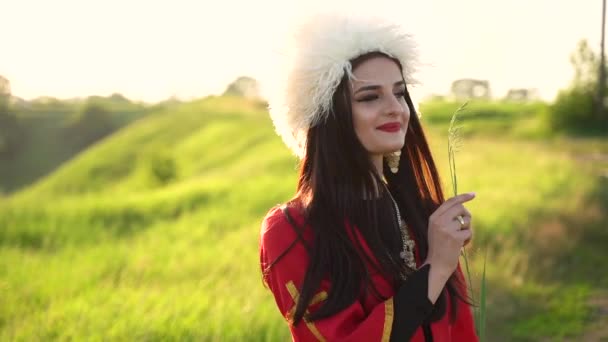 Grúz Lány Fehér Papakha Piros Nemzeti Ruha Sétál Mosolyog Zöld — Stock videók