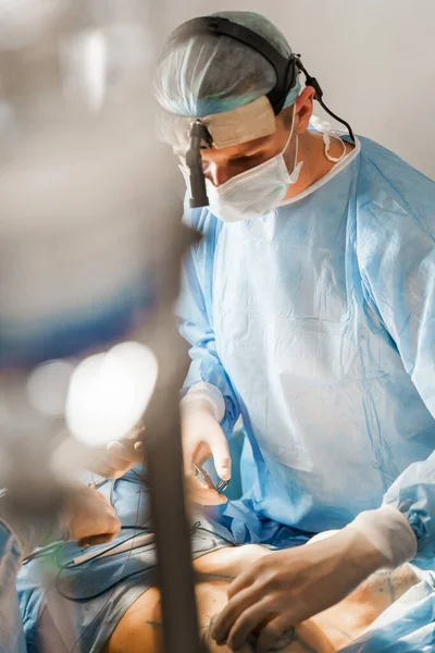 Хірург Вставляє Силіконові Імплантати Груди Жінки Цицьки Доповнення Пластику Операція — стокове фото