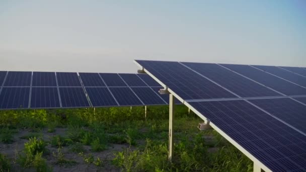 Zonnepanelen Grond Gratis Elektriciteit Voor Thuis Duurzaamheid Van Planeet Groene — Stockvideo