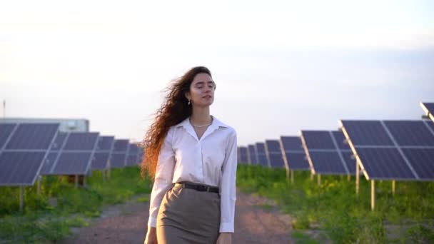 Mädchen Laufen Bei Sonnenuntergang Zwischen Sonnenkollektoren Auf Dem Boden Investorin — Stockvideo