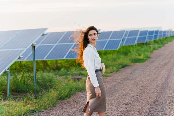 Dziewczyna Chodzić Między Panele Słoneczne Rząd Ziemi Zachodzie Słońca Inwestorka — Zdjęcie stockowe
