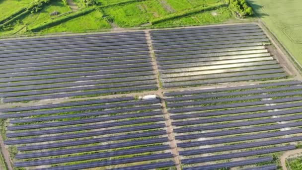 Sonnenkollektoren Betreiben Das Kraftwerk Von Einer Drohne Aus Blaue Tafeln — Stockvideo