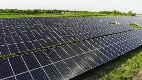 Zonnepanelen Krachtcentrale Van Drone Blauwe Panelen Staan Rij Grond Gratis — Stockvideo