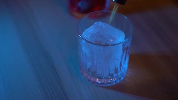 Barman Prende Fuego Cubo Hielo Vaso Con Luz Azul Barthendrer — Vídeos de Stock