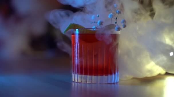 Cóctel Americano Rojo Con Humo Cámara Lenta Bar Cantinero Hace — Vídeos de Stock