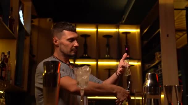 Bartender Tampan Menuangkan Gin Dalam Tumpukan Yang Diukur Menyulap Botol — Stok Video