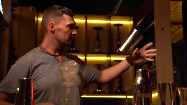 Hübscher Barkeeper Wirft Und Jongliert Mit Einem Shaker Einen Französischen — Stockvideo