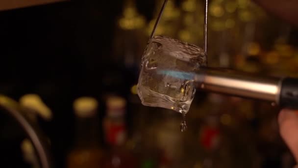 Barman Sostiene Gran Trozo Hielo Con Pinzas Quema Para Cóctel — Vídeos de Stock
