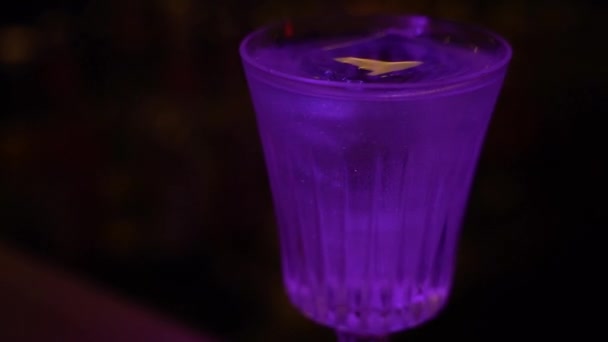 Cocktail Bonito Luz Rosa Com Glitter Gin Cubo Gelo Dentro — Vídeo de Stock