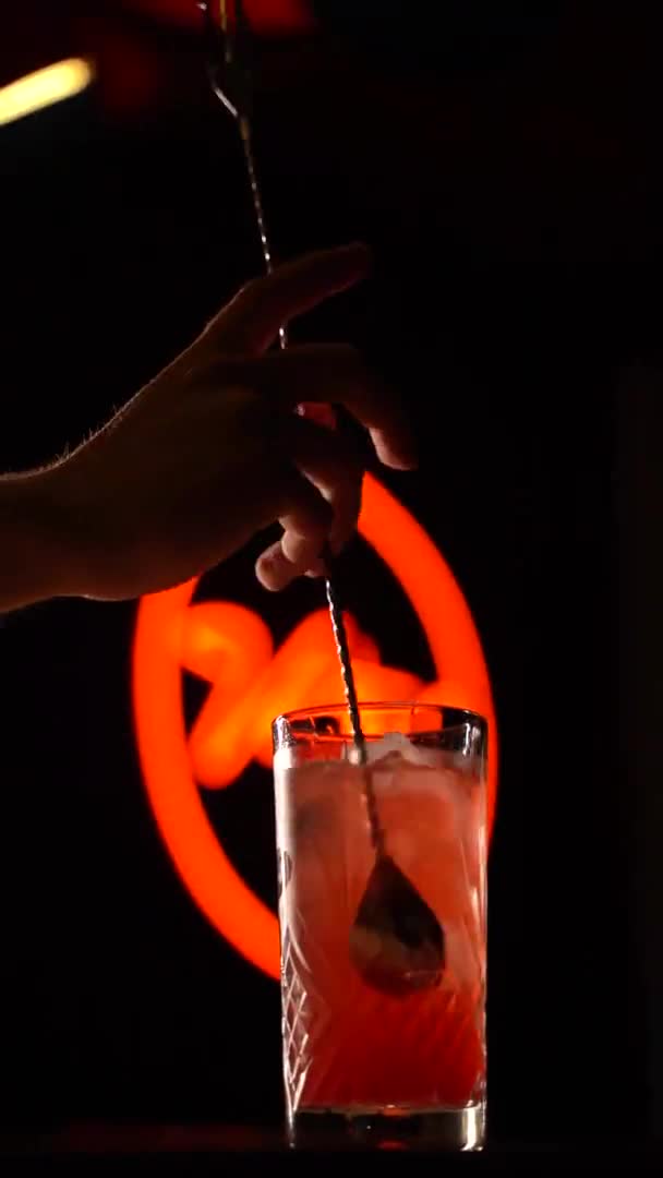 Barista Makes Red Cocktail Planter Punch Ice Bar Vertical Video — Stock Video