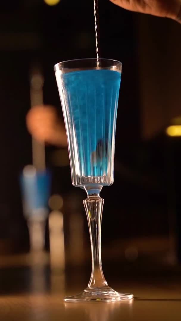 Barista Macht Blauen Cocktail French Mit Eis Der Bar Vertikale — Stockvideo