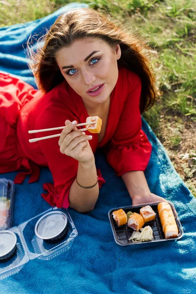 Chica Atractiva Con Conjuntos Sushi Encuentra Cubierta Azul Sobre Fondo — Foto de Stock