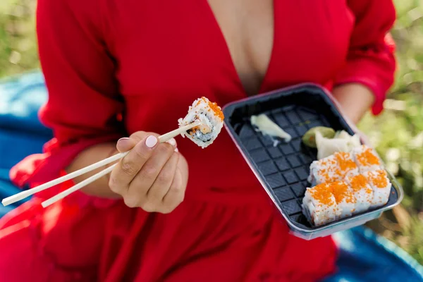 Zbliżenie Sushi Ustawić Dostawy Żywności Sexy Dziewczyna Trzyma Sushi Pałeczkami — Zdjęcie stockowe