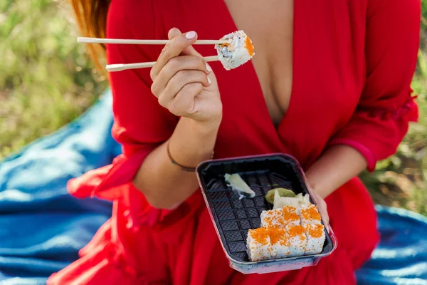 Zbliżenie Sushi Ustawić Dostawy Żywności Sexy Dziewczyna Trzyma Sushi Pałeczkami — Zdjęcie stockowe