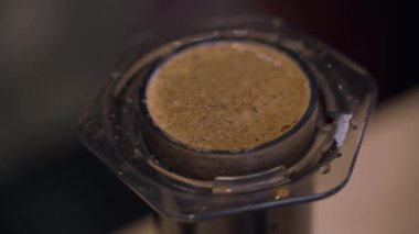 Kahveci kadın tarafından kafede yapılan kahve alternatifi. İskandinav kahvesi demleme yöntemi. Barista Kattle 'ı kullanarak uçağa kahve dolduruyor. Kafeye, restoranlara yönlendir.