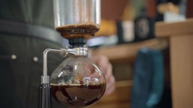 Kahve ve kafede alternatif kahve senfonisi metodu. İskandinav kahvesi demleme yöntemi. Barista kahve kutusundan çıkar.