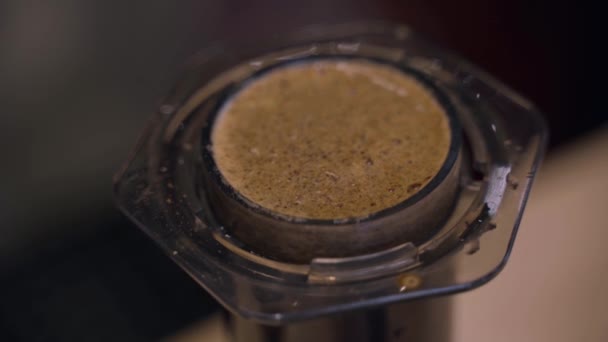 Aeropress kaffe alternativ gör av barista i caféet. Skandinavisk kaffebryggningsmetod. Barista häller vatten till aeropress med kaffe med hjälp av boskap. Advert för café, restauranger. — Stockvideo