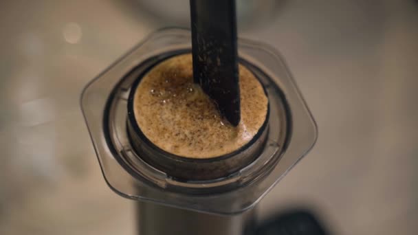 Aeropress koffie alternatief maken door barista in het café. Scandinavische koffie brouwen methode. Barista mix koffie in aeropress. Reclame voor café, restaurants. — Stockvideo