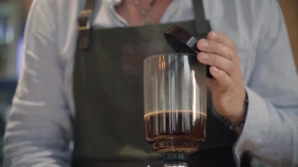 コーヒーSyphon(サイフォン)コーヒーショップやカフェで作る代替方法。スチームはガラスのティーポットから出ています。北欧コーヒー醸造法。サイフォンでの醸造工程. — ストック動画