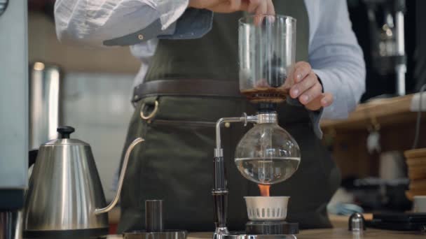 Kaffe Syfon alternativ metod för att göra i kafé och café. Skandinavisk kaffebryggningsmetod. Bryggning i syfon. Kaffe häller ner till speciella glas tekanna — Stockvideo