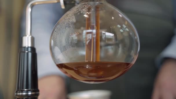 Café Syphon primer plano método alternativo de hacer en la cafetería y cafetería. Método de elaboración de café escandinavo. Proceso de elaboración de la cerveza en syphon. El café se vierte en una tetera de vidrio especial — Vídeos de Stock