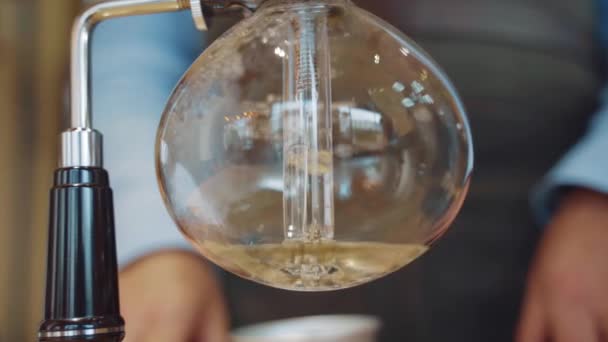 Coffee Syphon close up alternative method of making in coffee shop and cafe. Scandinavian coffee brewing method. Brewing process in syphon. Coffee pours down to special glass teapot — Stock Video