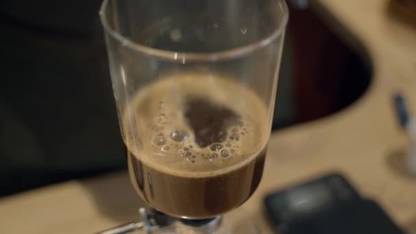 Kaffe Syfon alternativ metod för att göra i kafé och café. Ångan går från glastekanna. Skandinavisk kaffebryggningsmetod. Bryggning i syfon. — Stockvideo