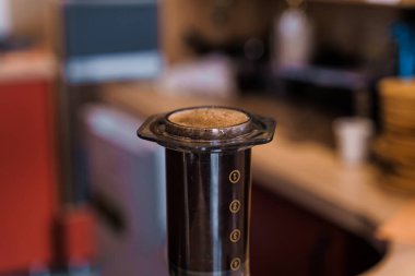 Kahve kremalı uçak ve 1, 2, 3 numaralı araç kafenin bulanık arka planında..