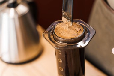 Kafede kahve yapan baristanın yakın plan kahve alternatifi. İskandinav kahvesi demleme yöntemi. Barista kahveyi uçakta karıştırır. Kafeye, restoranlara yönlendir.