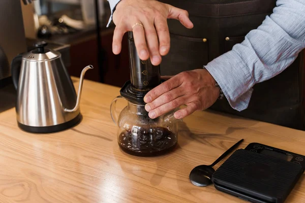 Uçak Kahvesi Yakın Plan Kahve Makinesi Cihaza Baskı Yapıyor Kahve — Stok fotoğraf