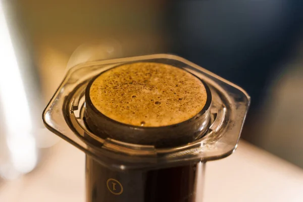 Cremas Café Aeroprensado Cerca Método Alternativo Elaboración Café Dispositivo Aeropress — Foto de Stock