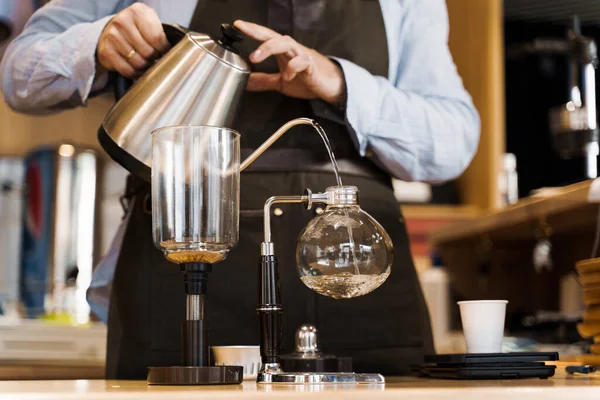 Syphon Metodo Alternativo Fare Caffè Barista Versa Acqua Bollente Calda — Foto Stock