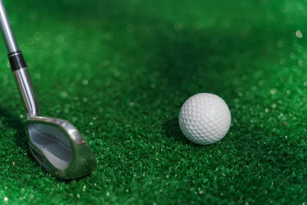 Close Niblick Bola Branca Para Golfe Grama Verde Lado Direito — Fotografia de Stock